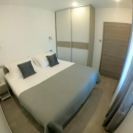 Stela - Private Terrace & Parking דירה *
